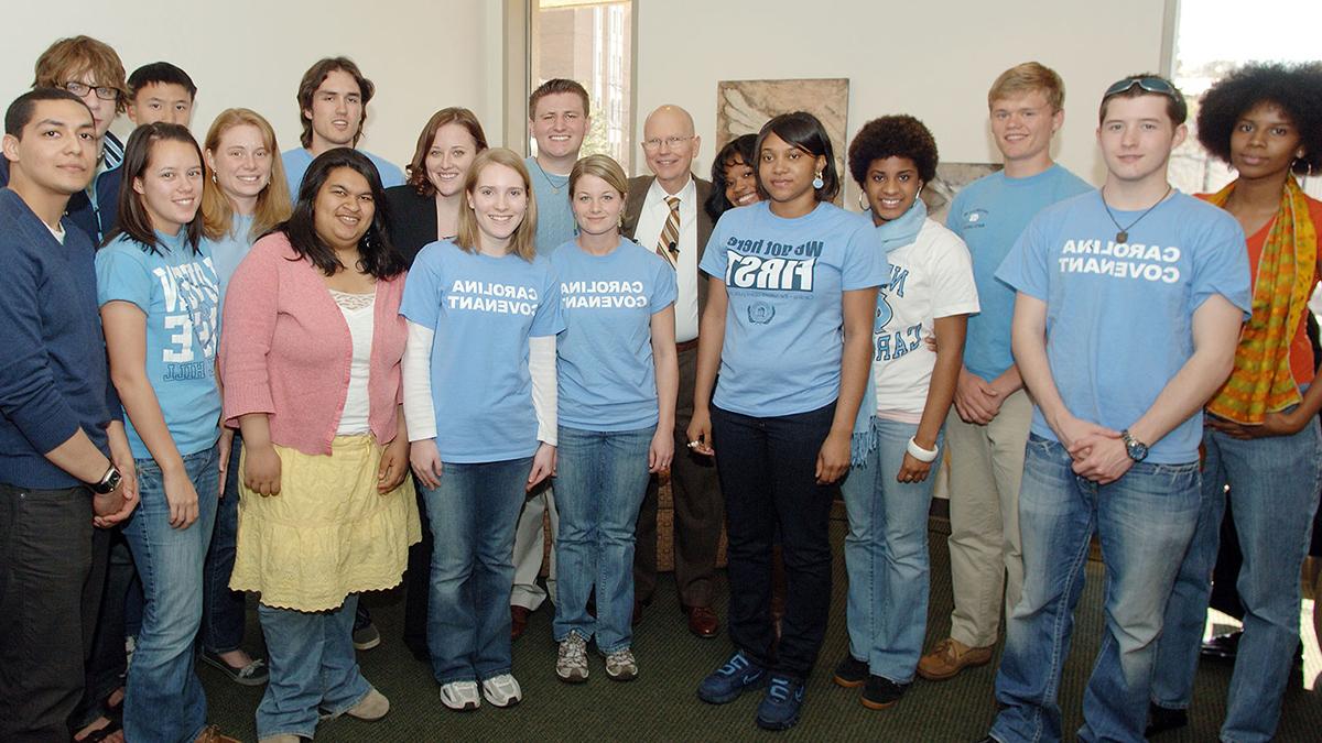 A group of Carolina students, who are Carolina Covenant Scholars, in 2004 posing for a group photo with Chancellor James Moeser.